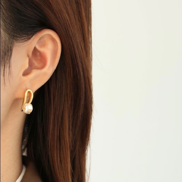 CLOSING SALE! 💕18K Gold Plated Starry Pearl Earrings - Picture 6 of 6